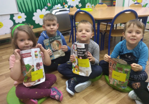 Zosia, Maksymilian, Mateusz, Antoś pozują z wykonanymi z gazet ekotorbami .