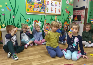 Dzieci pozują z wybudowanymi przez siebie wieżami z klocków Lego. Wieże zostały wykonane według instrukcji.