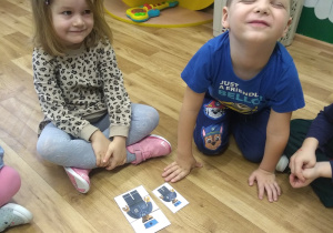 Helenka i Mateusz pozują do zdjęcia po wykonaniu zadania - złożeniu obrazka z części.