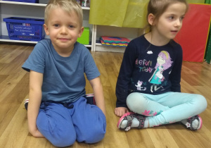 Kacper i Wiktoria pozują do zdjęcia po wykonaniu zadania - złożeniu obrazka z części.