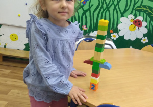 Martyna prezentuje wykonaną konstrukcję z klocków Lego