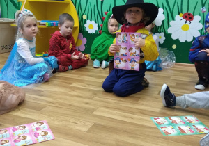 Maksym rozwiązuje zagadki.