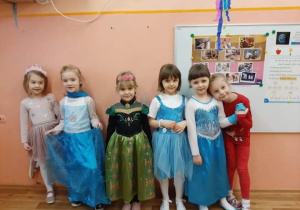 Dziewczynki z grupy 3 pozuja do zdjęcia w strojach karnawałowych.
