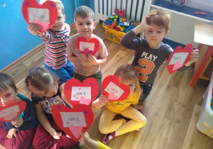 Dzieci prezentują otrzymane kartki walentynkowe.