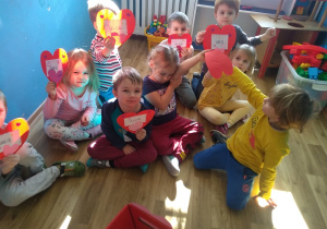 Dzieci prezentują otrzymane kartki walentynkowe