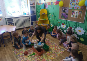 Sadzenie roślin w przedszkolu- grupa 2.