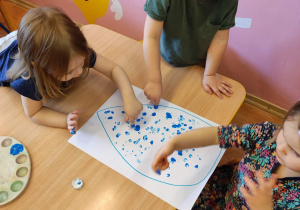 Dzieci malując palcami wypełniają farbą kontur kropli wody . Każda z prac Jest w formacie A3.