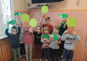 Zabawy z balonami, bibułą, listkami do zabawy pt : Miejsca do życia na Ziemi - czyli woda, powietrze, przyroda.