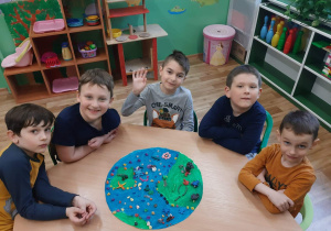 Malowanie farbami kuli ziemskiej i zamieszczanie gatunków zwierząt z plasteliny na Ziemi