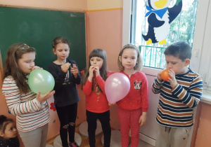 Zabawy z balonami, bibułą, listkami do zabawy pt : Miejsca do życia na Ziemi - czyli woda, powietrze, przyroda