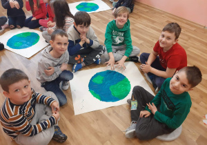 Malowanie farbami kuli ziemskiej i zamieszczanie gatunków zwierząt z plasteliny na Ziemi