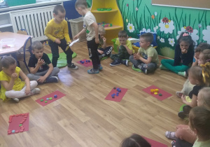Dzieci siedzą w kole. Pośrodku rozłożone kolorowe kartki - kwiaty - na których rozmieszczone są nakrętki i klocki ( pyłek kwiatów) w określonym kolorze. Na każdym kwiatku inny kolor . Dzieci kolejno trzymając w ręku obrazek pszczoły przenoszą "pyłek" z kwiatka na kwiatek. Na końcu zabawy dzieci obserwują, na których kwiatkach pyłek wymieszał się, a na których nie i określają z których powstaną warzywa i owoce.