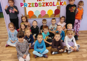 Dzieci z grupy 3 pozują do grupowego