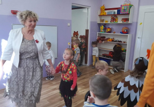 Pani Dyrektor uczestniczy w zabawie tanecznej z dziećmi.