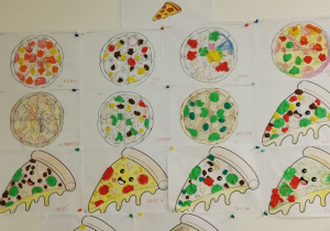 Tablica z pracami dzieci z grupy drugiej. Składniki pizzy na obrazku wyklejone kawałkami plasteliny.