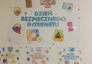 Na tablicy wywieszone prace dzieci - kolorowanka, puzzle w rozmiarze XXL, napis Dzień Bezpiecznego Internetu. Wokół napisu rysunki ekranu, telefonu.