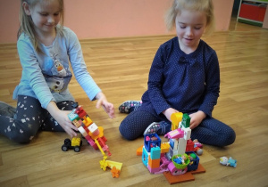 KONSTRUKCJE Z KLOCKÓW LEGO W GRUPIE 3.