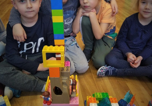 KONSTRUKCJE Z KLOCKÓW LEGO W GRUPIE 3.