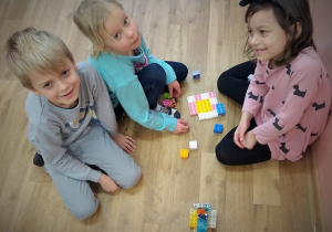 KONSTRUKCJE Z KLOCKÓW LEGO W GRUPIE 3.