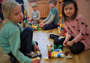 KONSTRUKCJE Z KLOCKÓW LEGO W GRUPIE 3.