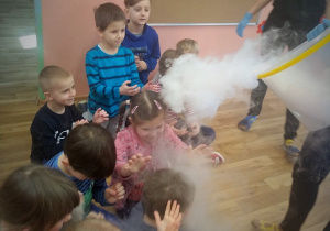 WARSZTATY SENSORYCZNE- EKSPERYMENTY Z SUCHYM LODEM W GRUPIE 3.