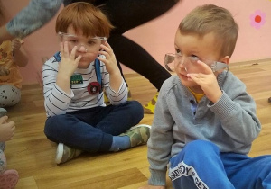 WARSZTATY SENSORYCZNE- EKSPERYMENTY Z SUCHYM LODEM W GRUPIE 1.
