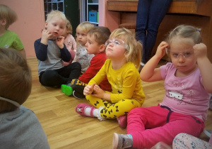 WARSZTATY SENSORYCZNE- EKSPERYMENTY Z SUCHYM LODEM W GRUPIE 1.