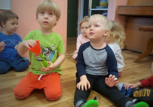 WARSZTATY SENSORYCZNE- EKSPERYMENTY Z SUCHYM LODEM W GRUPIE 1.