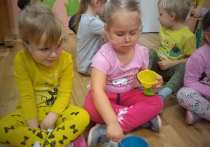 WARSZTATY SENSORYCZNE- EKSPERYMENTY Z SUCHYM LODEM W GRUPIE 1.