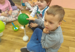WARSZTATY SENSORYCZNE- EKSPERYMENTY Z SUCHYM LODEM W GRUPIE 1.