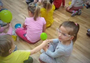 WARSZTATY SENSORYCZNE- EKSPERYMENTY Z SUCHYM LODEM W GRUPIE 1.