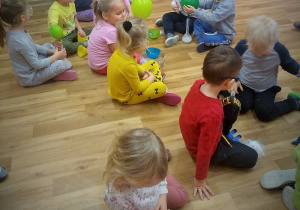 WARSZTATY SENSORYCZNE- EKSPERYMENTY Z SUCHYM LODEM W GRUPIE 1.