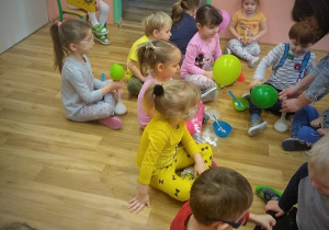 WARSZTATY SENSORYCZNE- EKSPERYMENTY Z SUCHYM LODEM W GRUPIE 1.