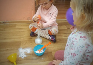 WARSZTATY SENSORYCZNE- EKSPERYMENTY Z SUCHYM LODEM W GRUPIE 1.