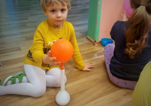 WARSZTATY SENSORYCZNE- EKSPERYMENTY Z SUCHYM LODEM W GRUPIE 1.