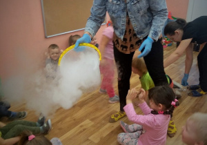 WARSZTATY SENSORYCZNE- EKSPERYMENTY Z SUCHYM LODEM W GRUPIE 1.