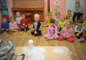 WARSZTATY SENSORYCZNE- EKSPERYMENTY Z SUCHYM LODEM W GRUPIE 1.