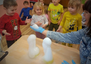 WARSZTATY SENSORYCZNE- EKSPERYMENTY Z SUCHYM LODEM W GRUPIE 1.