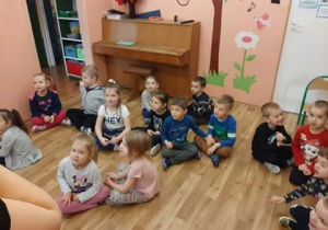 WARSZTATY SENSORYCZNE- EKSPERYMENTY Z SUCHYM LODEM W GRUPIE 2.