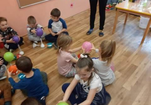 WARSZTATY SENSORYCZNE- EKSPERYMENTY Z SUCHYM LODEM W GRUPIE 2.