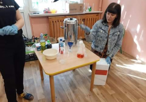 WARSZTATY SENSORYCZNE- EKSPERYMENTY Z SUCHYM LODEM W GRUPIE 2.