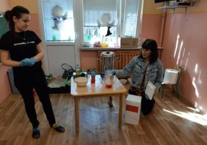 WARSZTATY SENSORYCZNE- EKSPERYMENTY Z SUCHYM LODEM W GRUPIE 2.