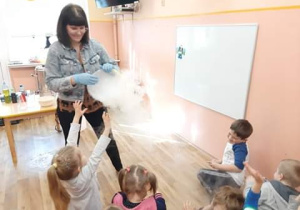 WARSZTATY SENSORYCZNE- EKSPERYMENTY Z SUCHYM LODEM W GRUPIE 2.