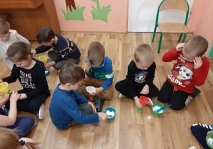 WARSZTATY SENSORYCZNE- EKSPERYMENTY Z SUCHYM LODEM W GRUPIE 2.