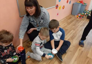 WARSZTATY SENSORYCZNE- EKSPERYMENTY Z SUCHYM LODEM W GRUPIE 2.