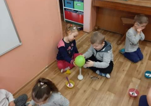 WARSZTATY SENSORYCZNE- EKSPERYMENTY Z SUCHYM LODEM W GRUPIE 2.
