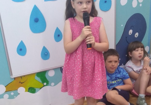 JULIA Z GRUPY II DEKLAMUJE WIERSZ.