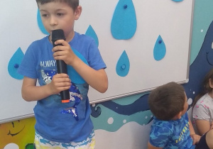 SZYMON Z GRUPY II DEKLAMUJE WIERSZ.