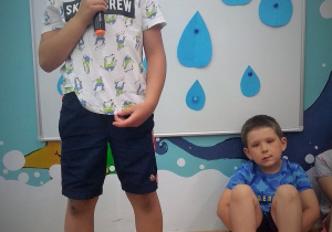MIŁOSZ Z GRUPY III DEKLAMUJE WIERSZ.