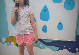 ZOSIA Z GRUPY III DEKLAMUJE WIERSZ.